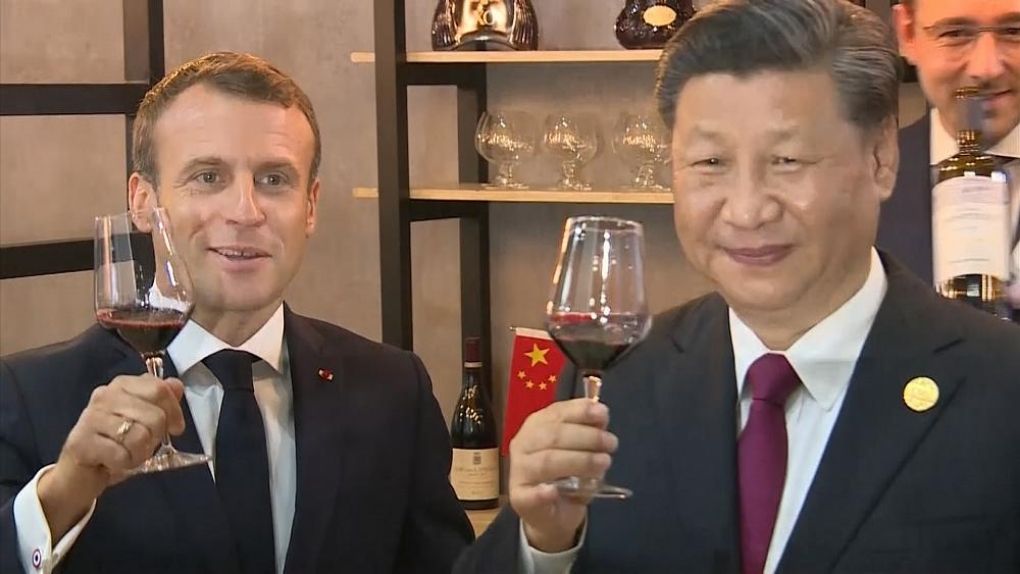 French President Emmanuel Macron and Chinese President Xi Jinping drinking red wine ( © Euronews)